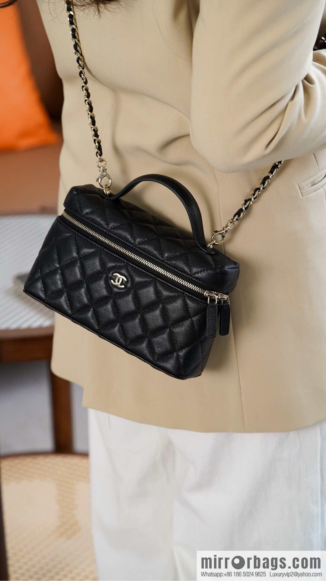 𝐂𝐡𝐚𝐧𝐞𝐥 𝟐𝟓𝐂 new lunch box bag, black gold, lychee cow AP4385