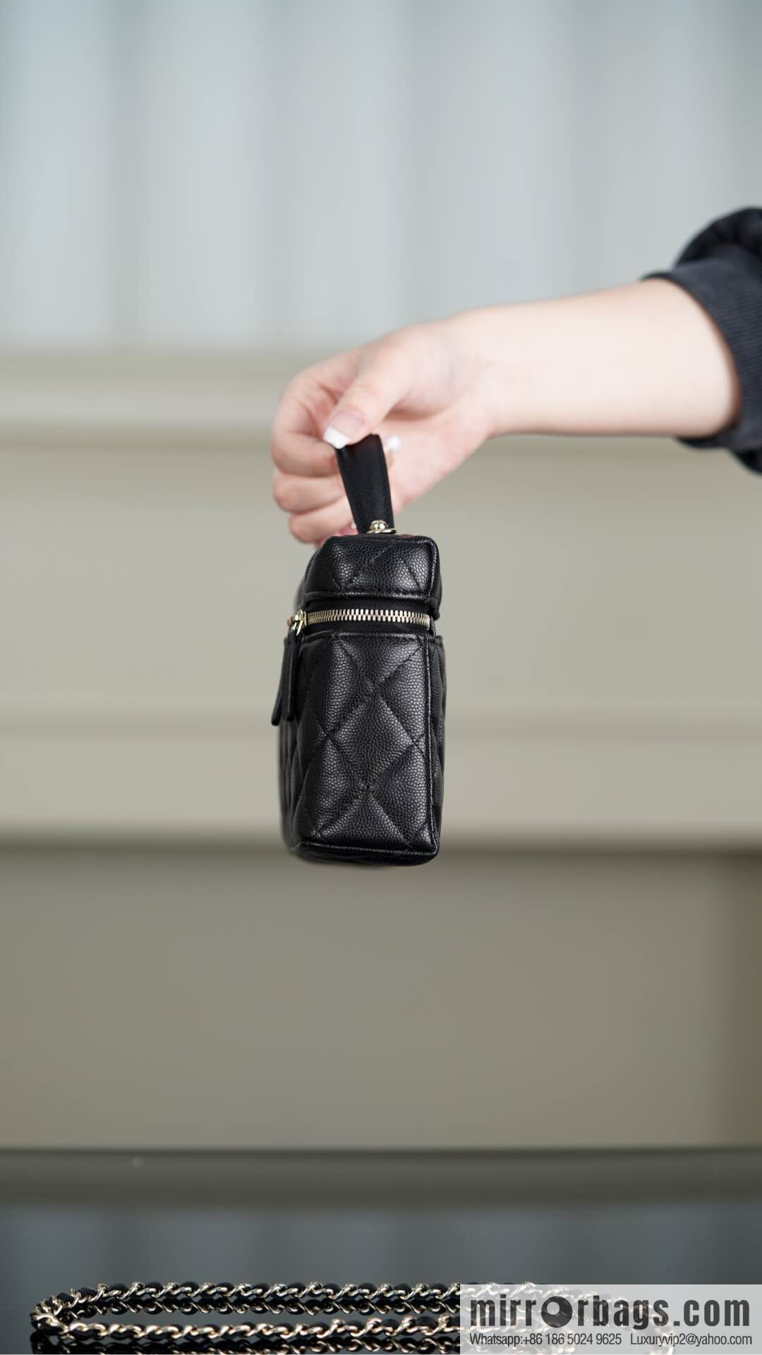 𝐂𝐡𝐚𝐧𝐞𝐥 𝟐𝟓𝐂 new lunch box bag, black gold, lychee cow AP4385