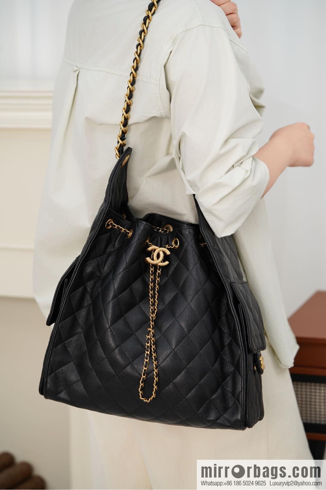 𝐂𝐡𝐚𝐧𝐞𝐥 𝟐𝟓𝐬 𝐡𝐨𝐛𝐨 𝐛𝐚𝐠 Drawstring Bucket Bag, Black Gold Caviar, Large ✔️ AS5311
