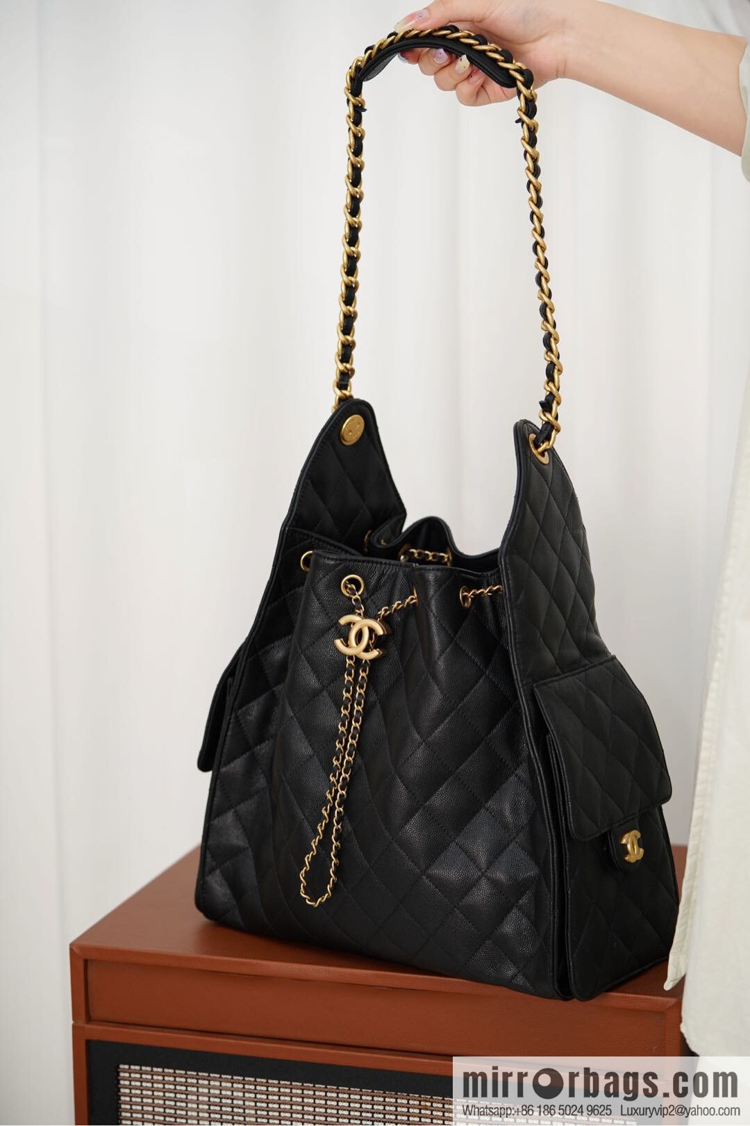 𝐂𝐡𝐚𝐧𝐞𝐥 𝟐𝟓𝐬 𝐡𝐨𝐛𝐨 𝐛𝐚𝐠 Drawstring Bucket Bag, Black Gold Caviar, Large ✔️ AS5311