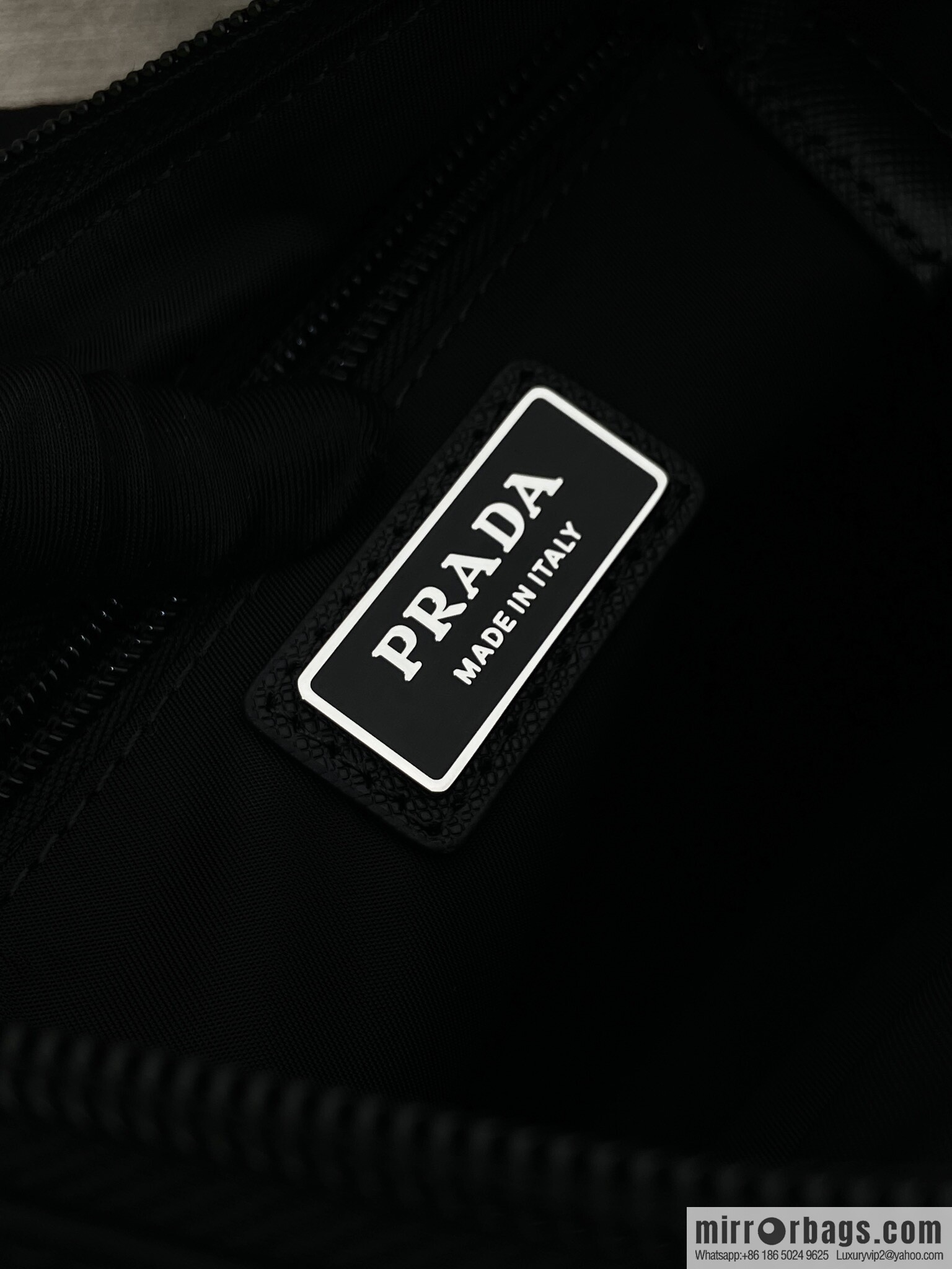 PRADA 🎉 new mailman bag 🎉🎉 2VH192 small🎉🎉