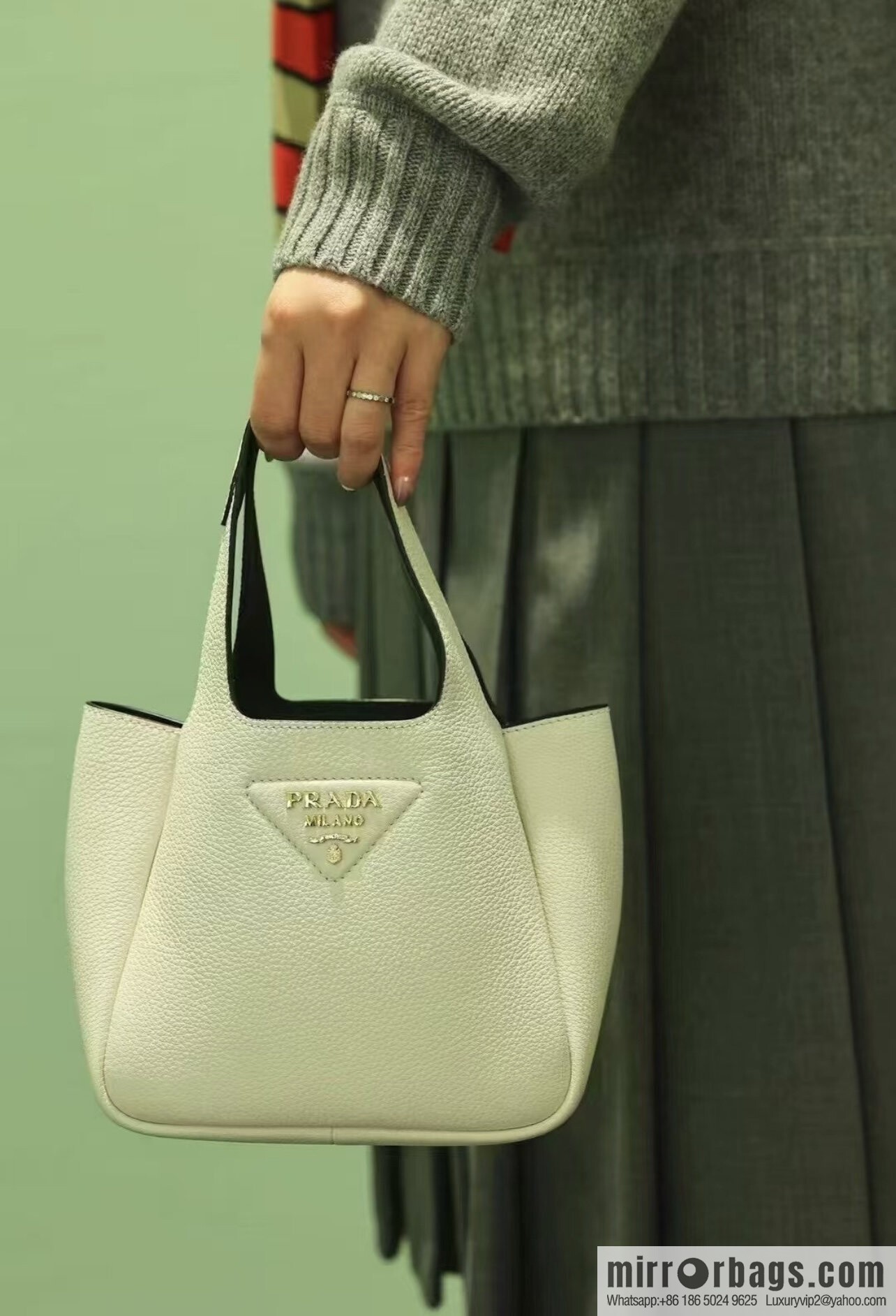 PRADA 🎉 mini basket 🎉 1BA349 🎉🎉 gold hardware 😘😘 white
