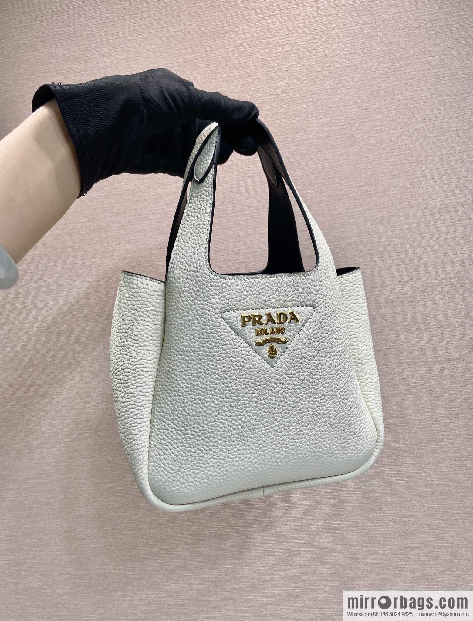 PRADA 🎉 mini basket 🎉 1BA349 🎉🎉 gold hardware 😘😘 white
