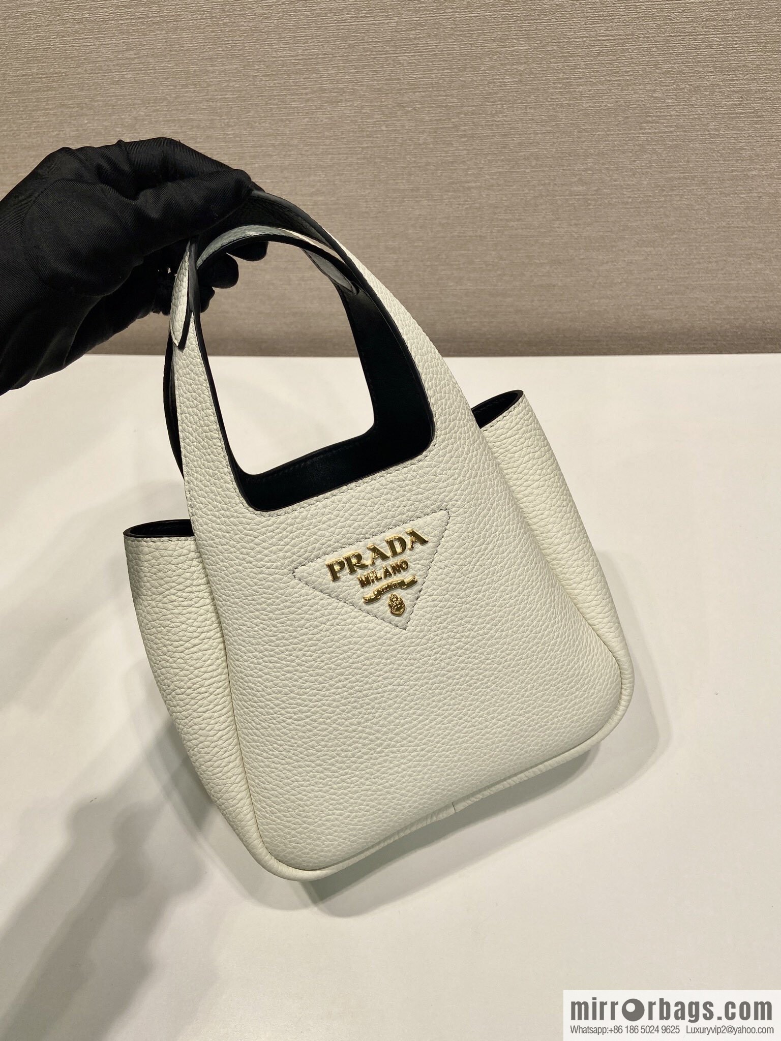 PRADA 🎉 mini basket 🎉 1BA349 🎉🎉 gold hardware 😘😘 white