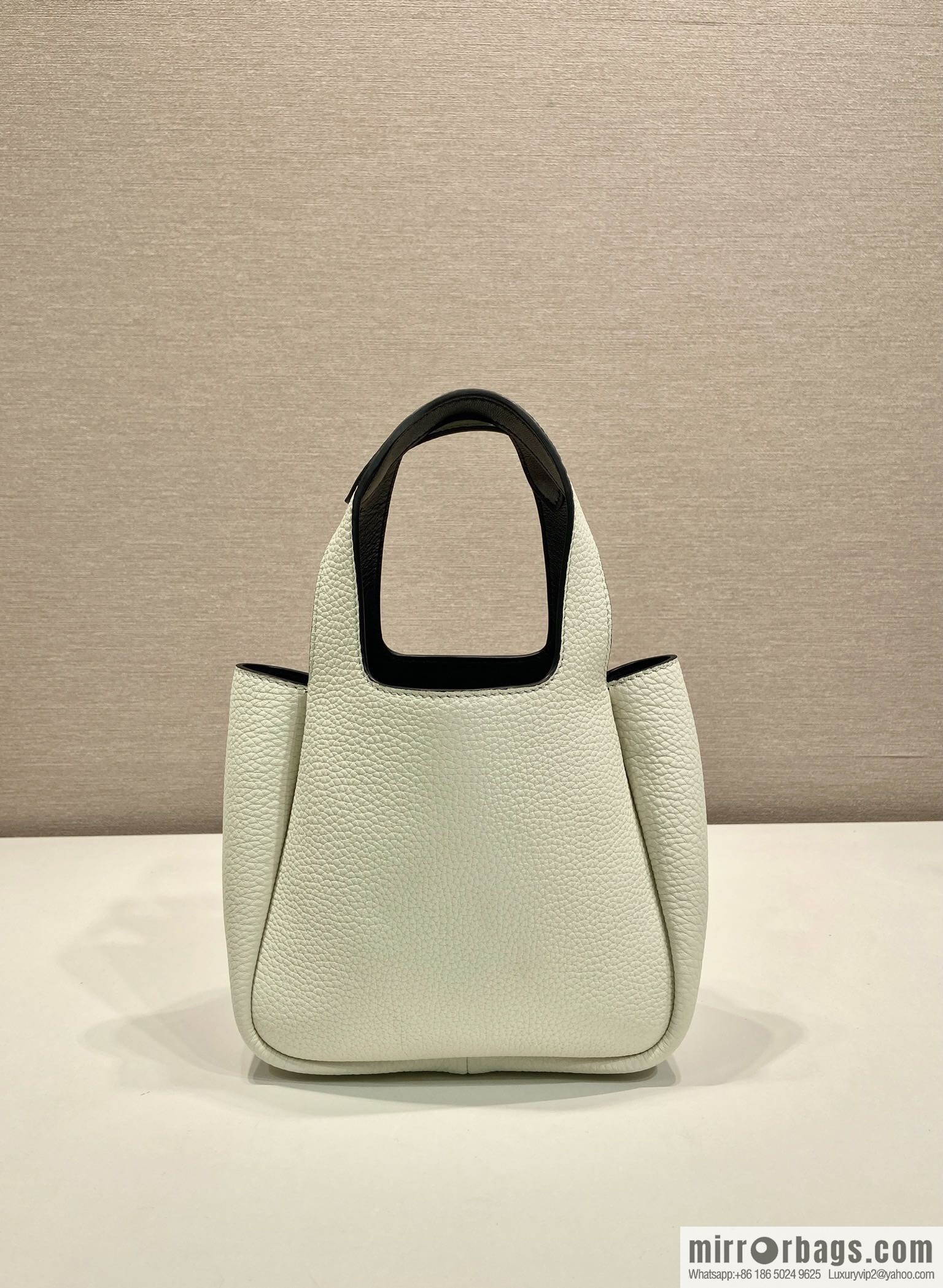 PRADA 🎉 mini basket 🎉 1BA349 🎉🎉 gold hardware 😘😘 white