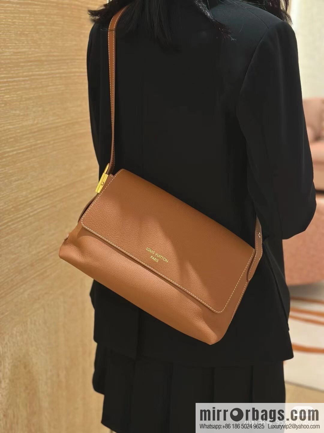 LV M13151 Low Key Messenger