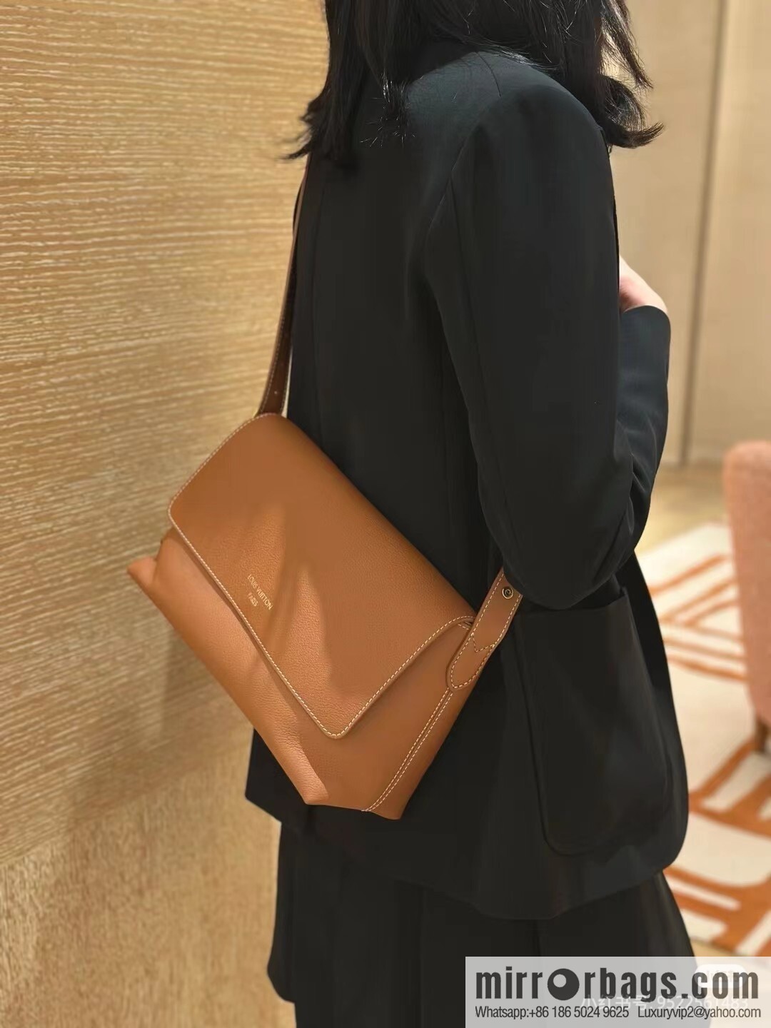 LV M13151 Low Key Messenger