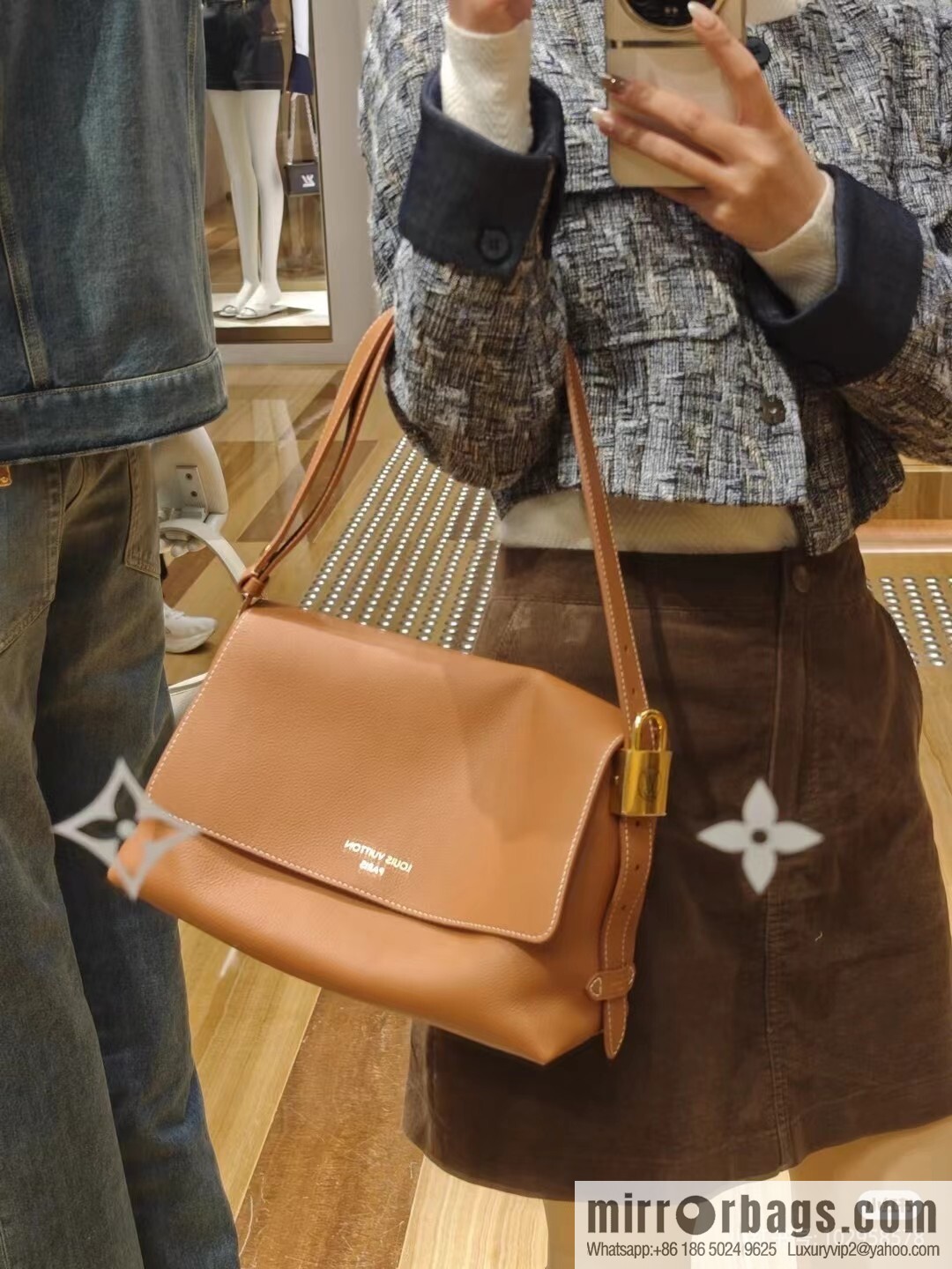 LV M13151 Low Key Messenger