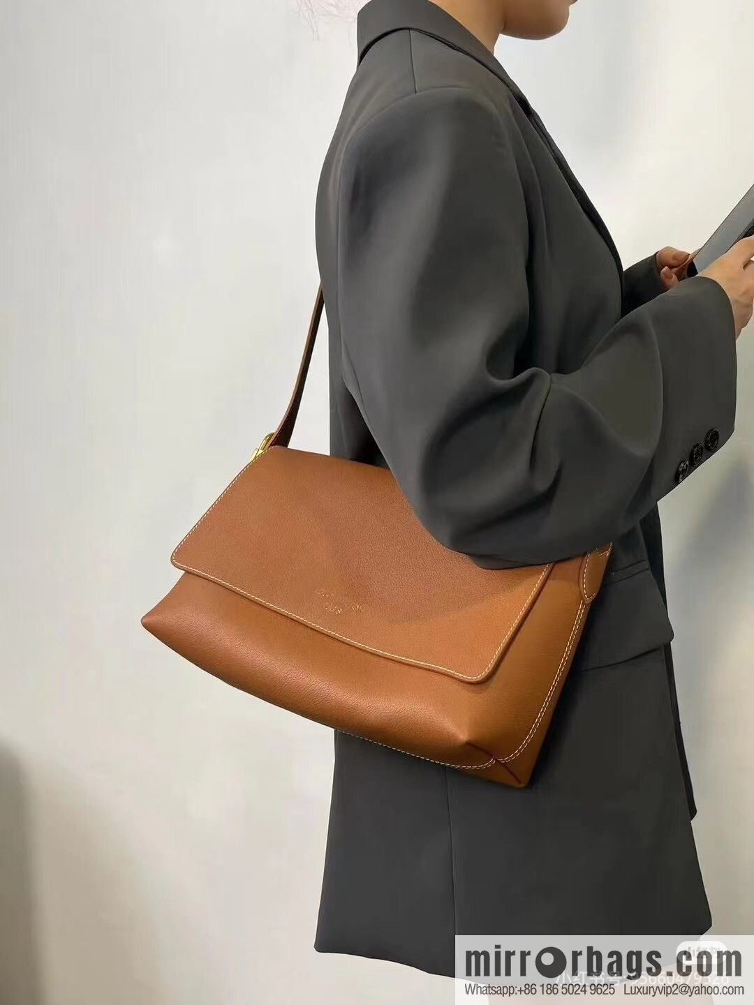 LV M13151 Low Key Messenger