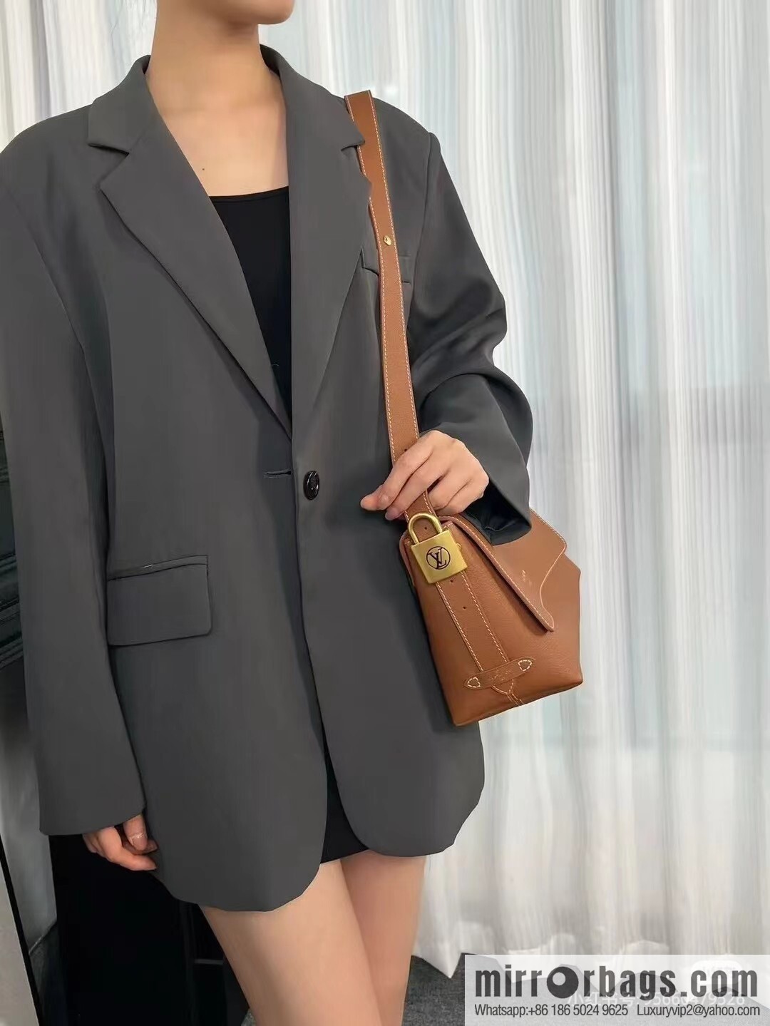 LV M13151 Low Key Messenger