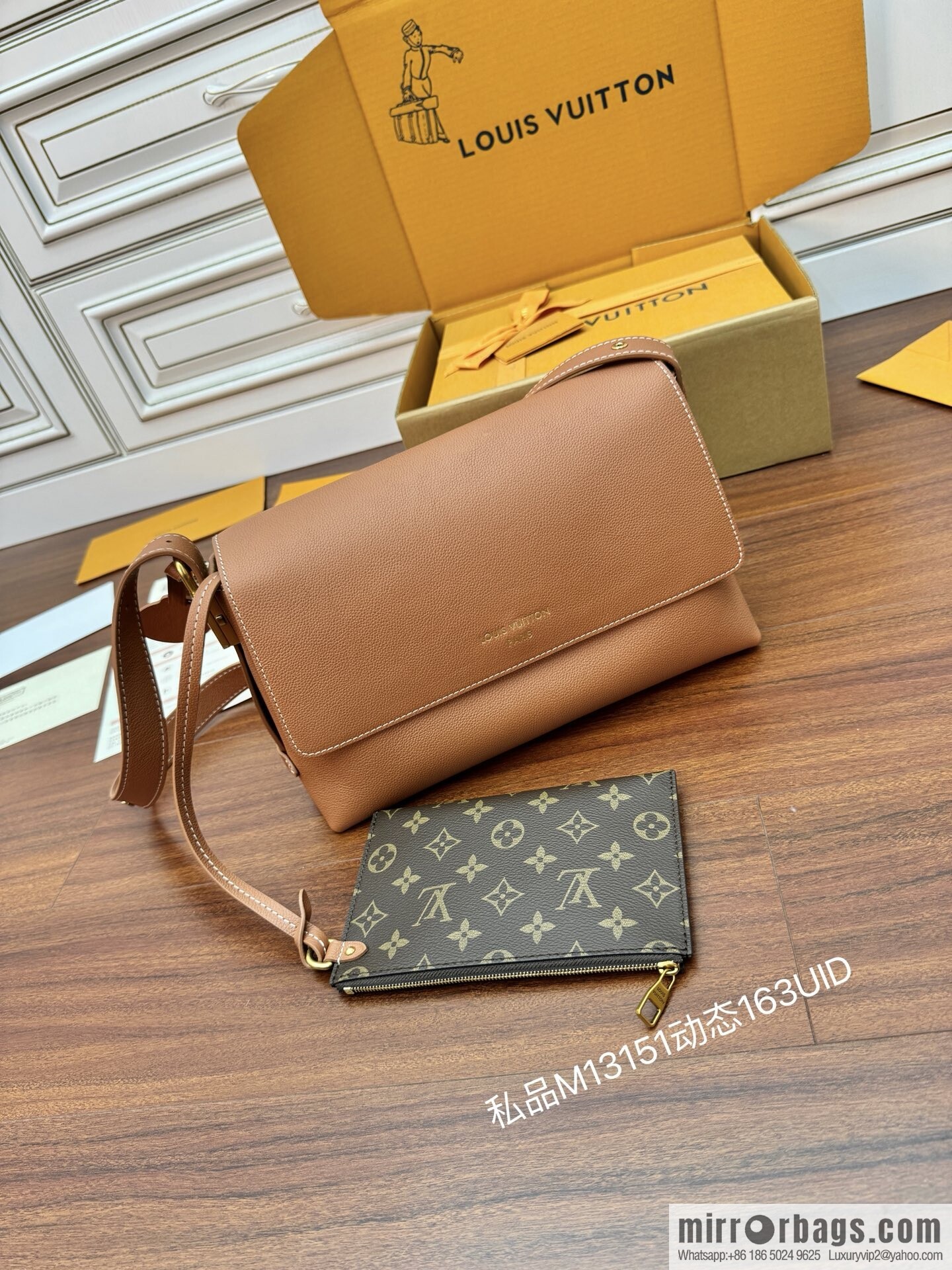 LV M13151 Low Key Messenger