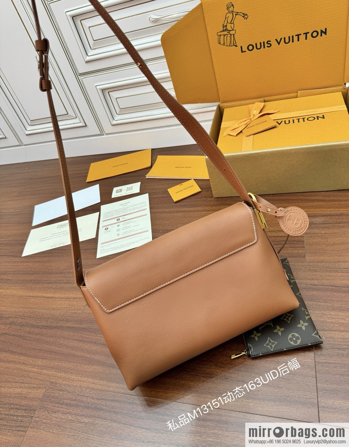 LV M13151 Low Key Messenger