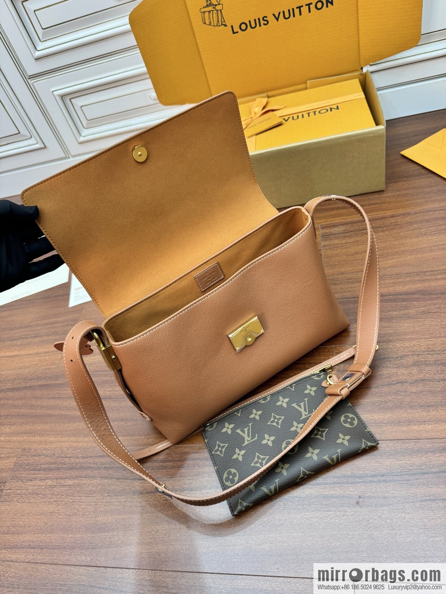 LV M13151 Low Key Messenger