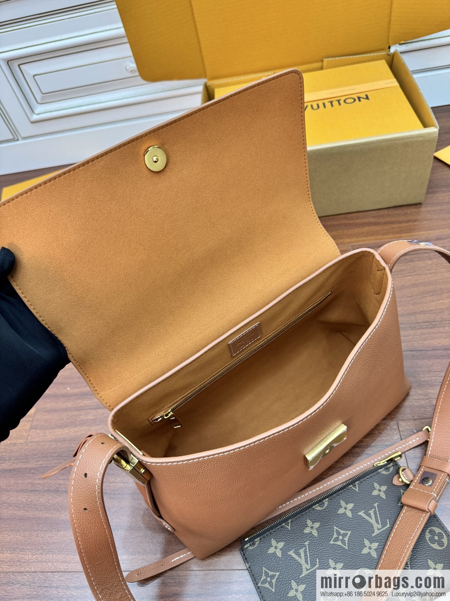 LV M13151 Low Key Messenger