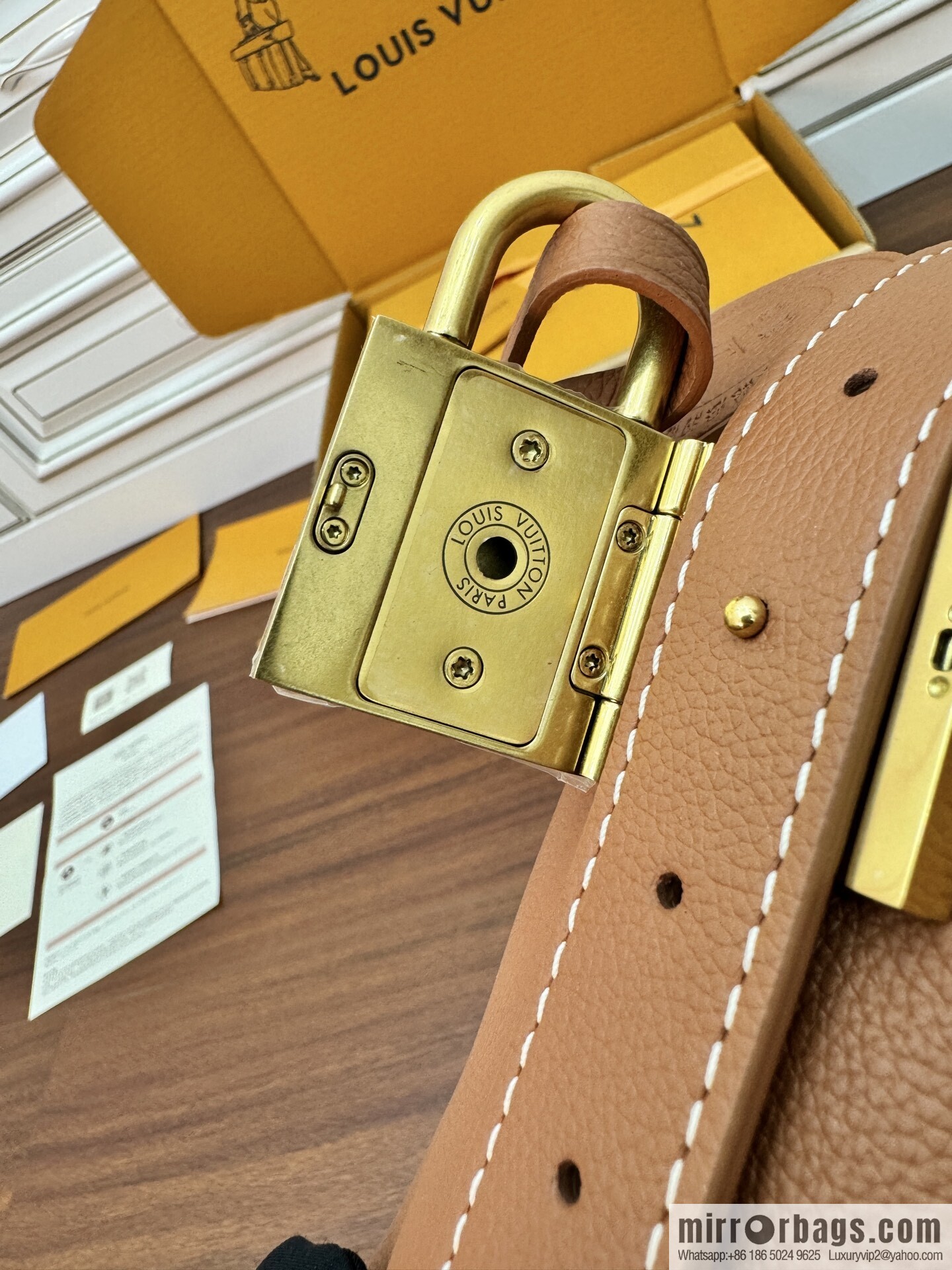 LV M13151 Low Key Messenger