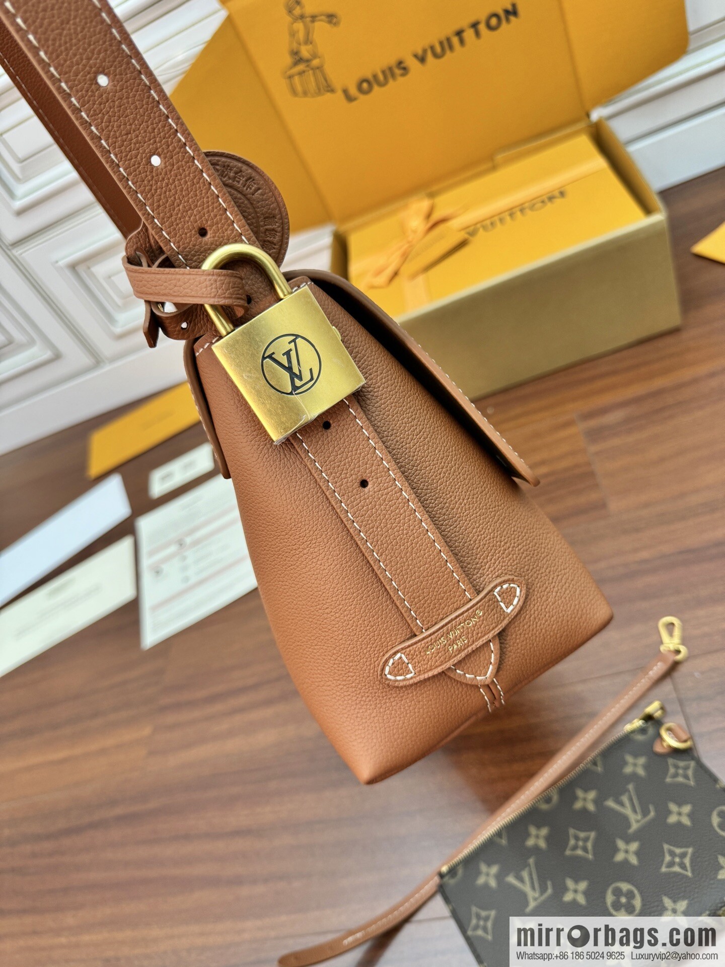 LV M13151 Low Key Messenger