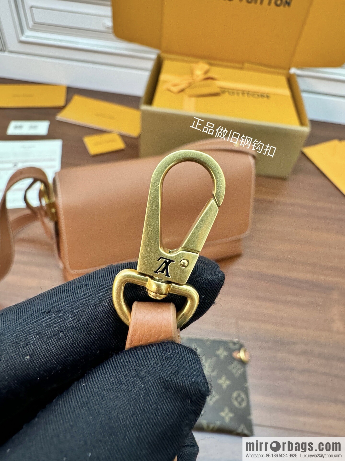 LV M13151 Low Key Messenger