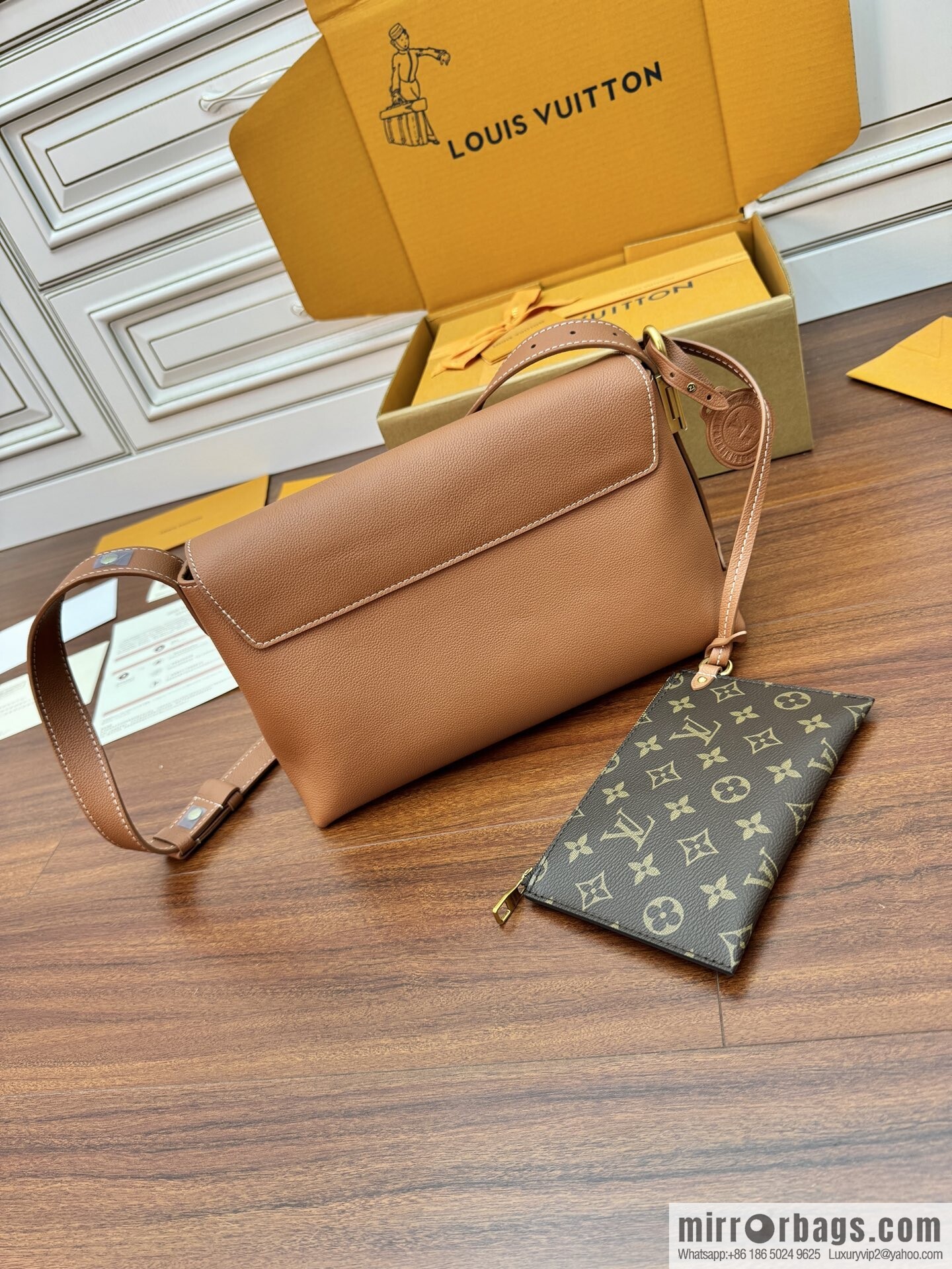 LV M13151 Low Key Messenger