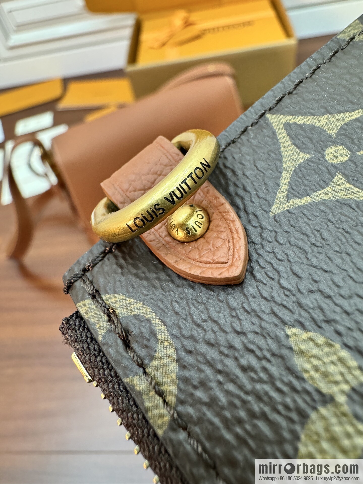 LV M13151 Low Key Messenger