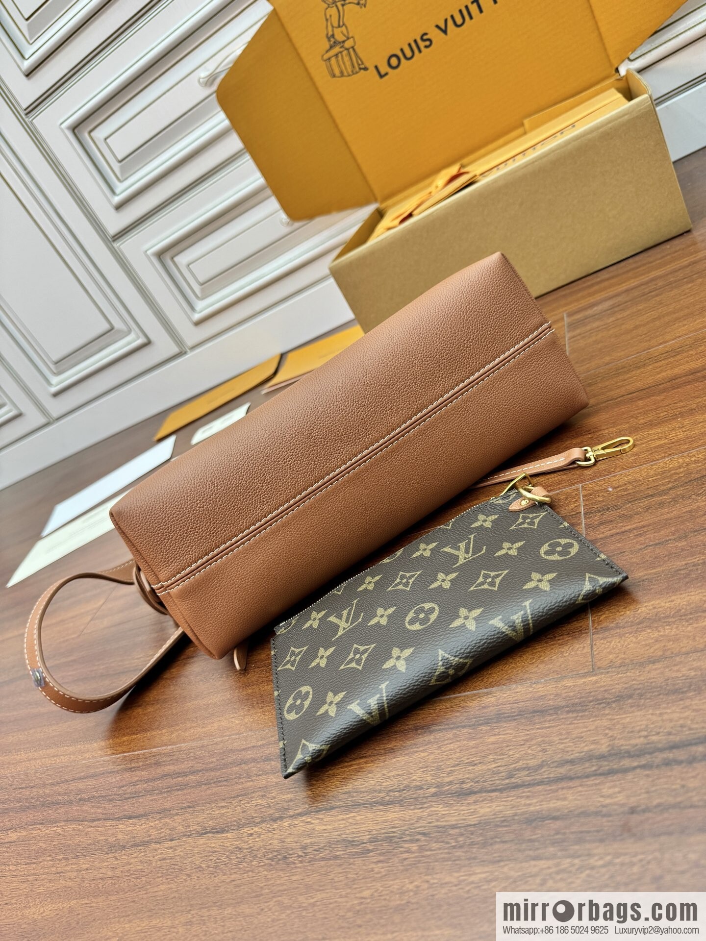 LV M13151 Low Key Messenger