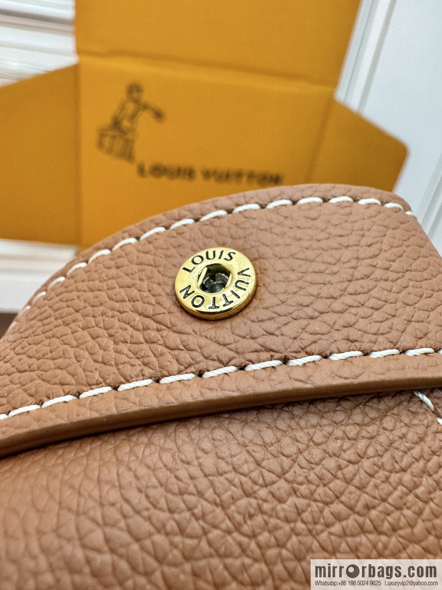 LV M13151 Low Key Messenger