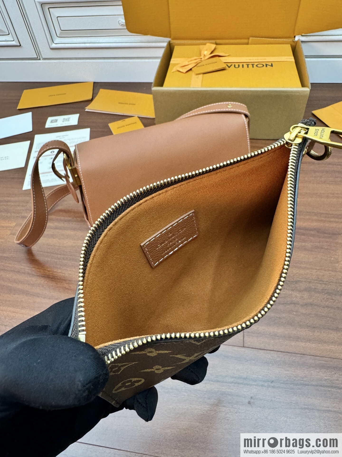 LV M13151 Low Key Messenger