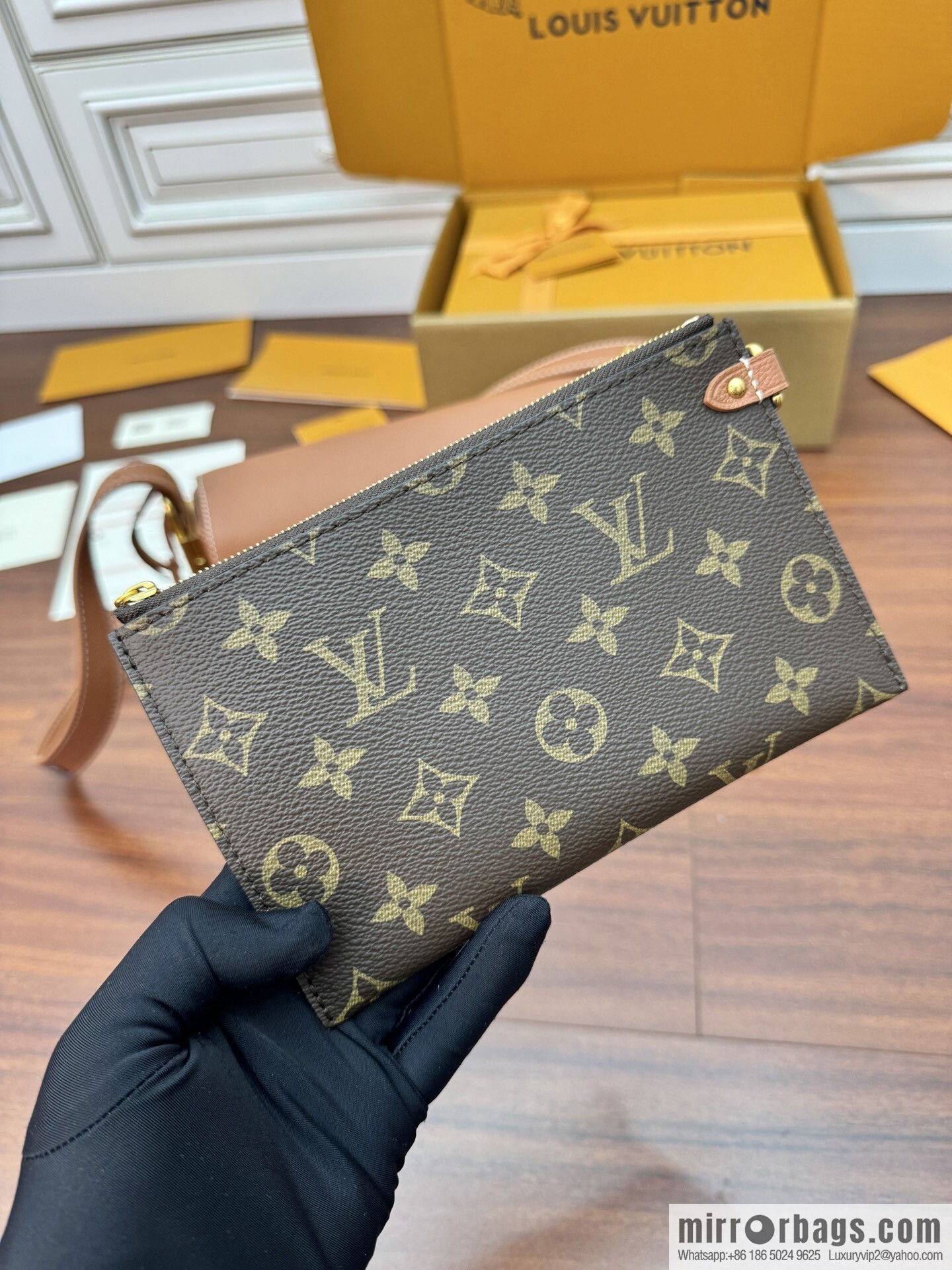 LV M13151 Low Key Messenger