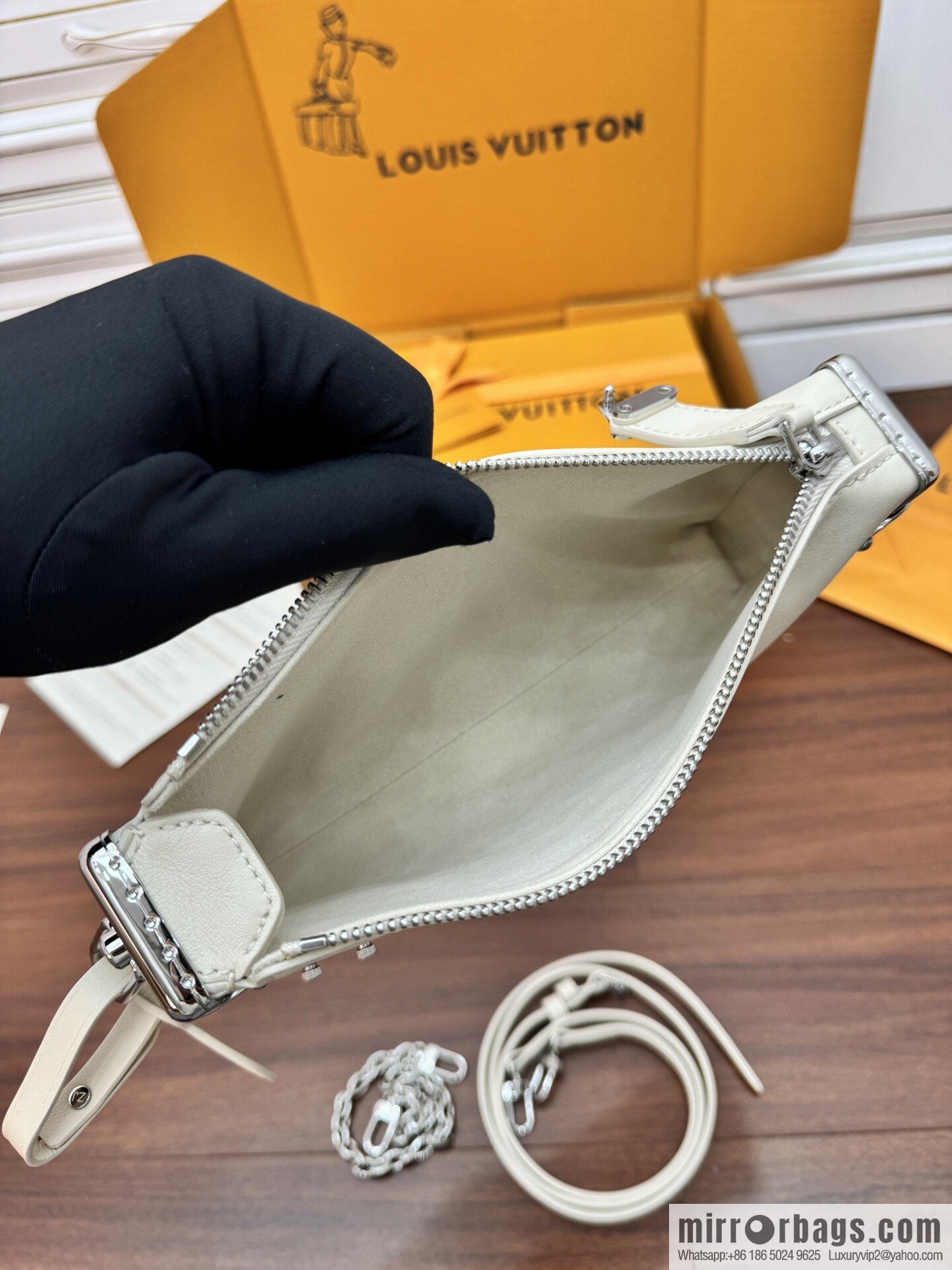LV M12560 Slim Trunk