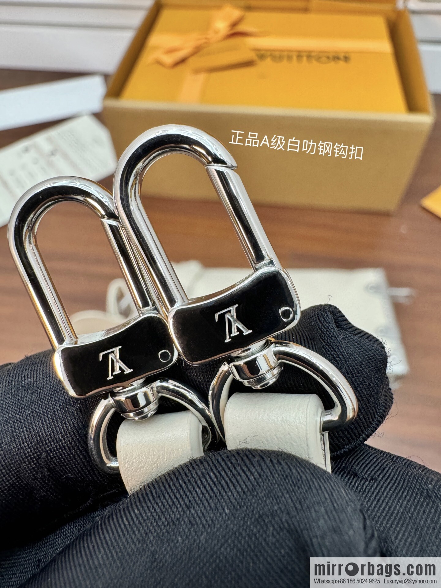LV M12560 Slim Trunk