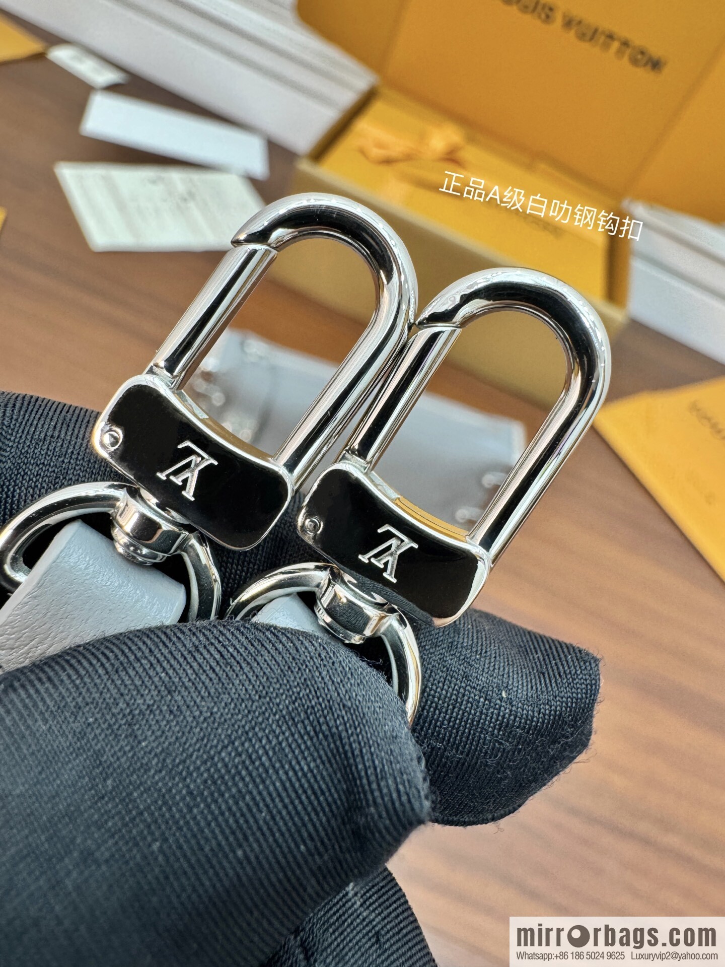 LV M12596 Slim Trunk