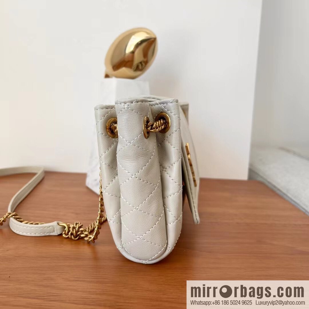 YSL 𝙈𝙊𝙉𝙊𝙂𝙍𝘼𝙈 𝙉𝙊𝙇𝙄𝙏𝘼 sheep leather mini handbag 672738 white