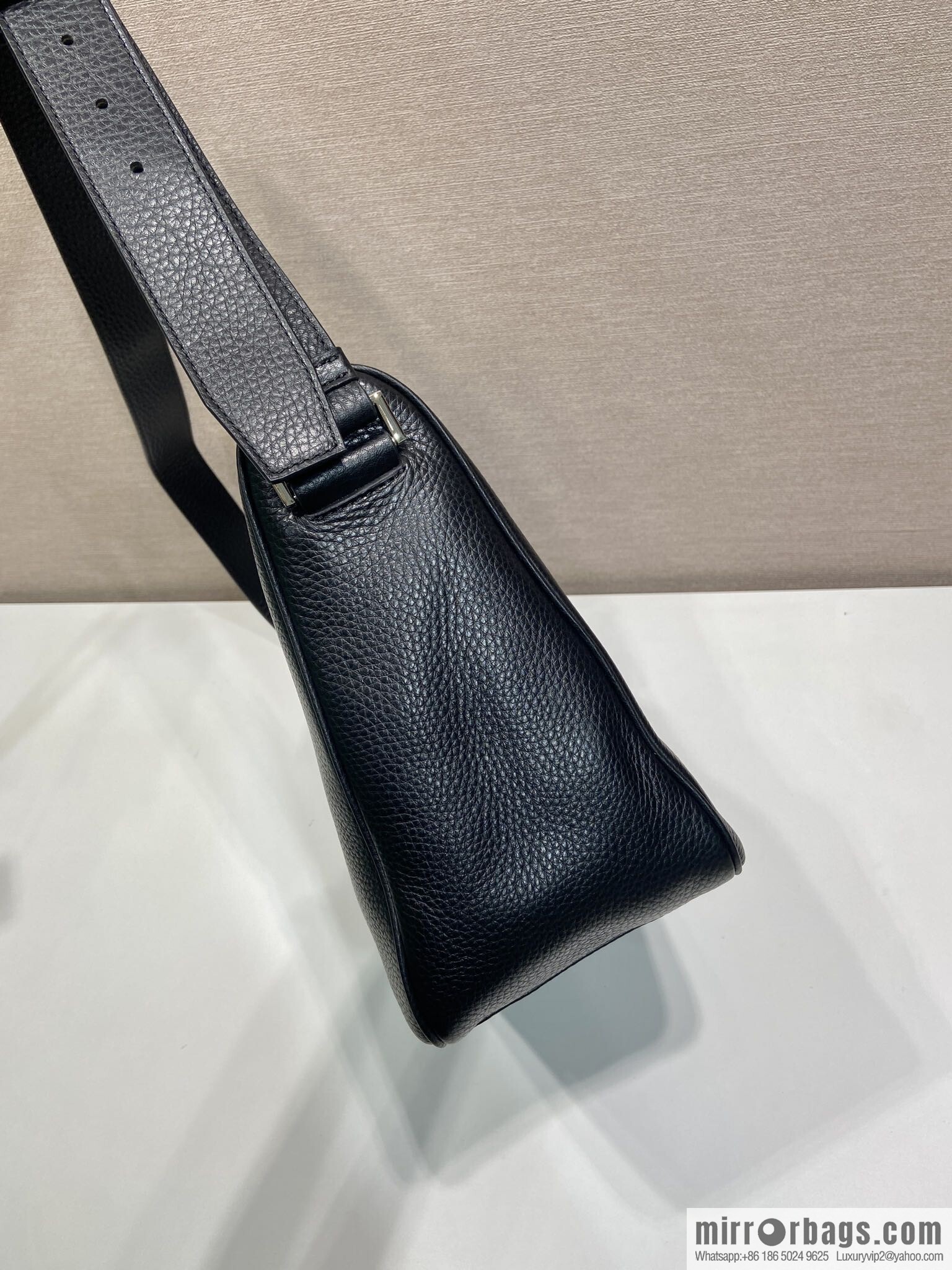 PRADA 🎉 new mailman bag 🎉 2VH182 leather shoulder strap 🎉🎉 black
