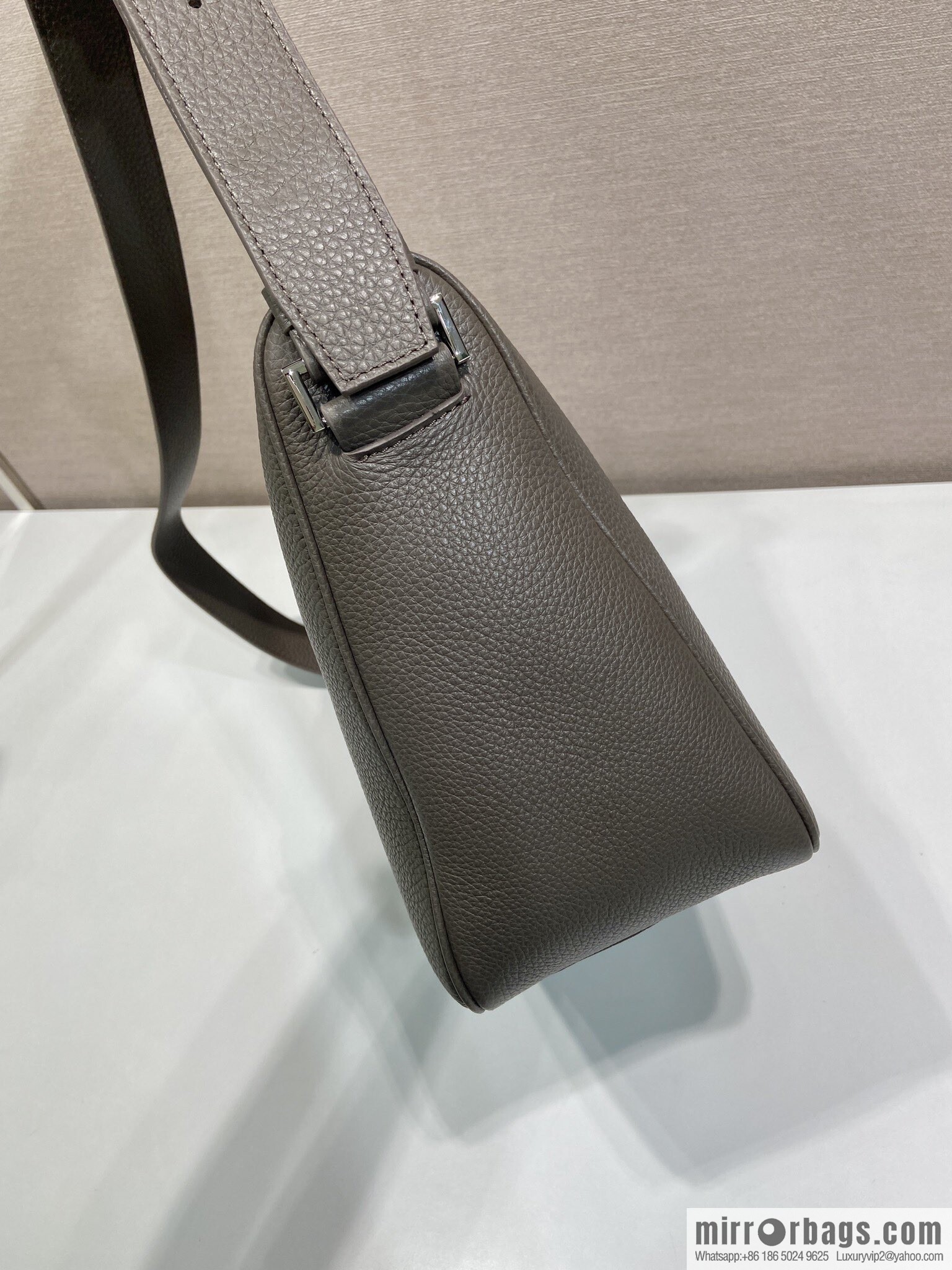 PRADA 🎉 new mailman bag 🎉 2VH182 leather shoulder strap 🎉🎉 gray
