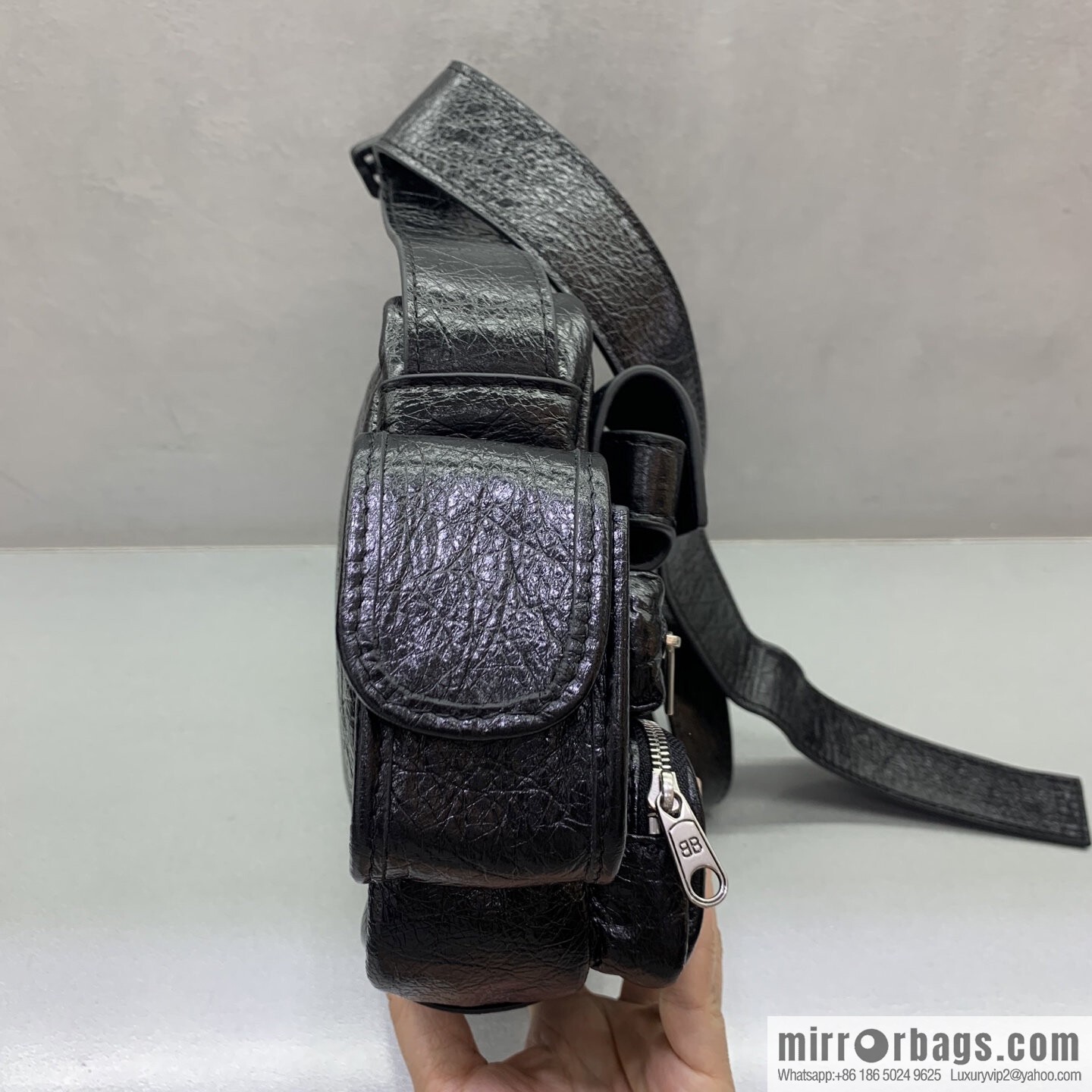 Balenciaga 🤞🏿 Paris 25 years of spring and summer new camera bag 🔥 703190
