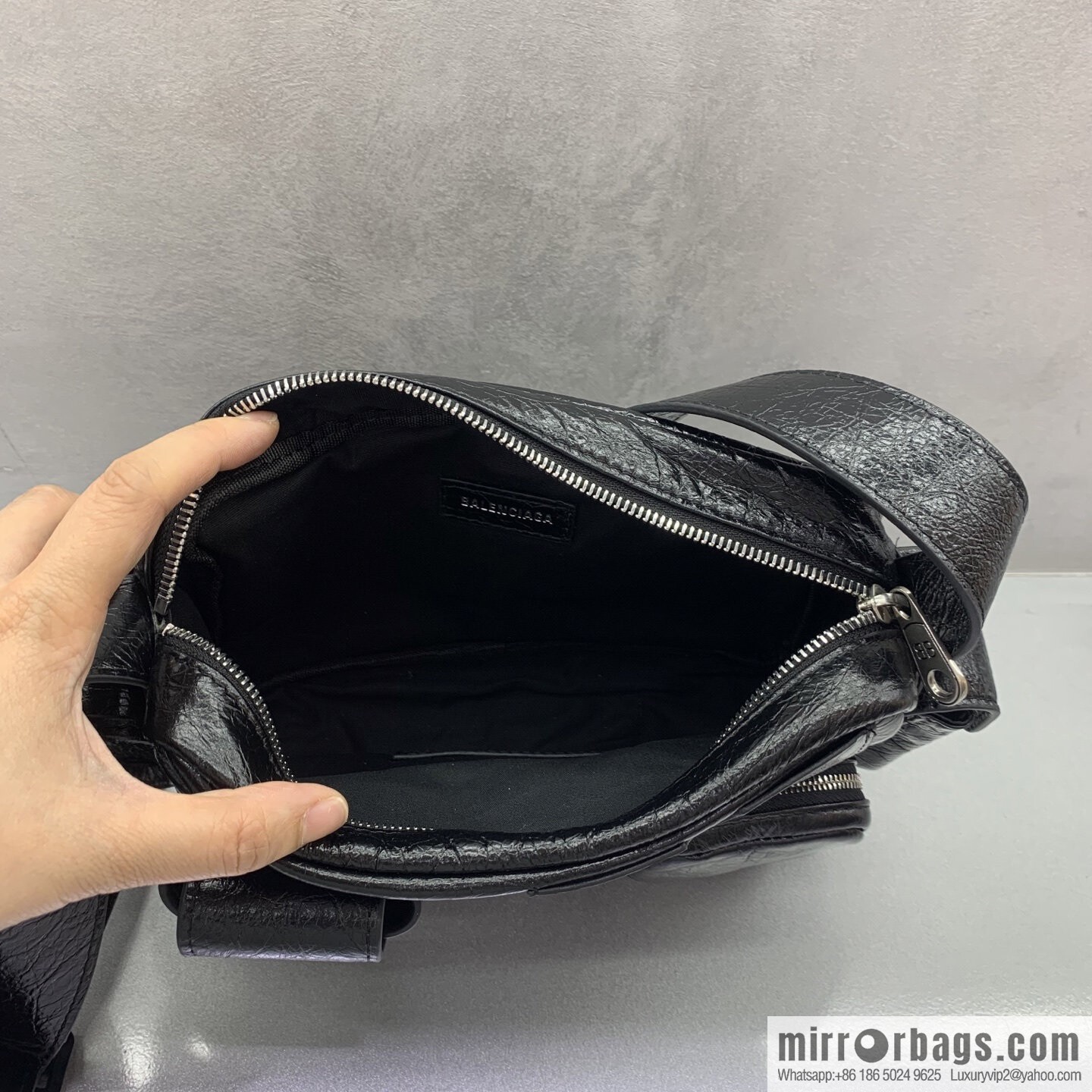 Balenciaga 🤞🏿 Paris 25 years of spring and summer new camera bag 🔥 703190