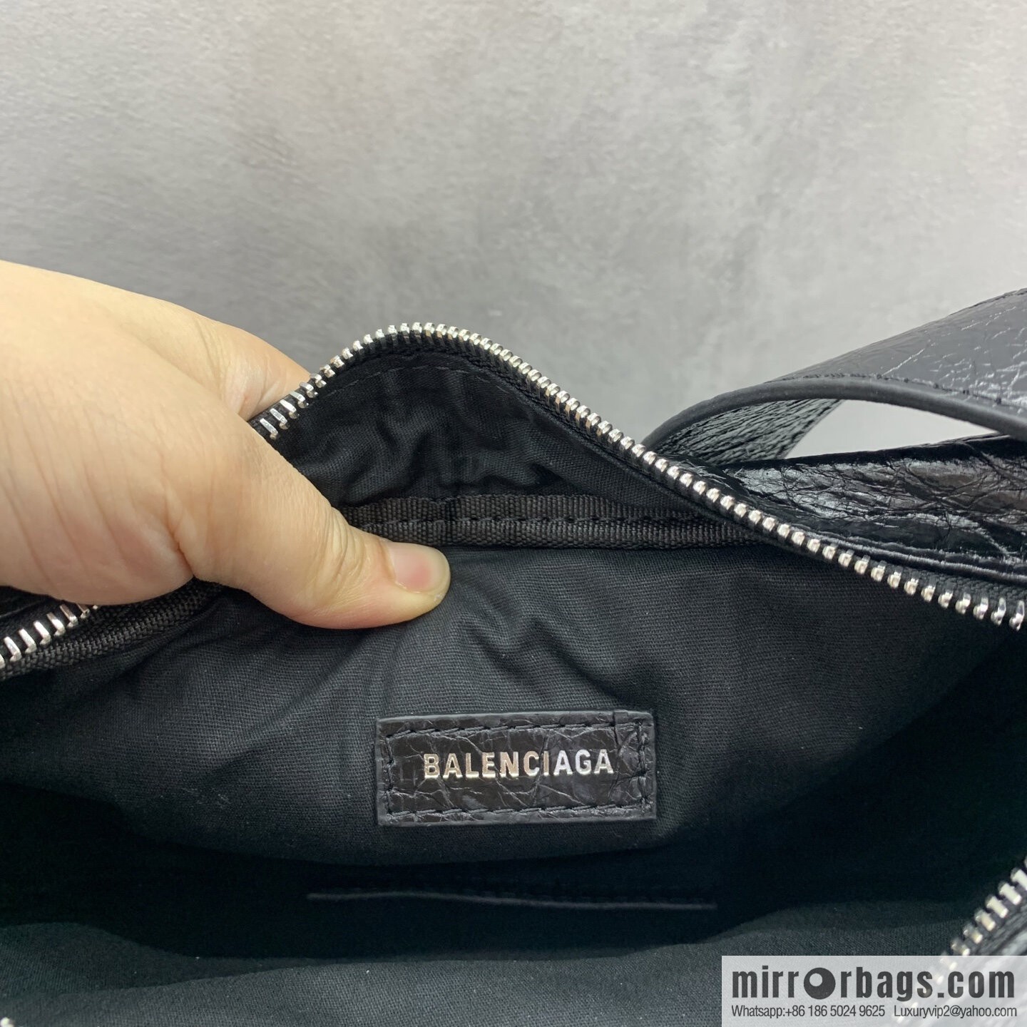 Balenciaga 🤞🏿 Paris 25 years of spring and summer new camera bag 🔥 703190