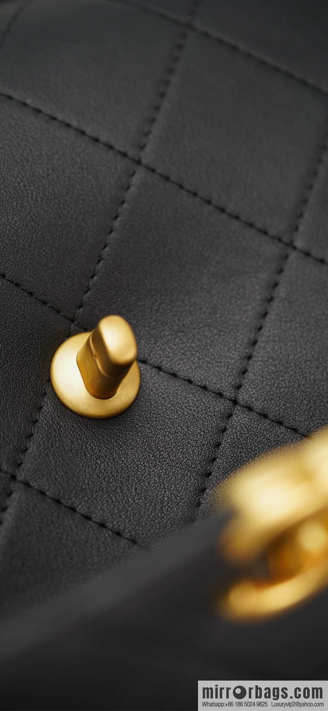 𝐂𝐡𝐚𝐧𝐞𝐥 𝟐𝟓𝐬 pocket bag, black gold 🖤 large AS5467