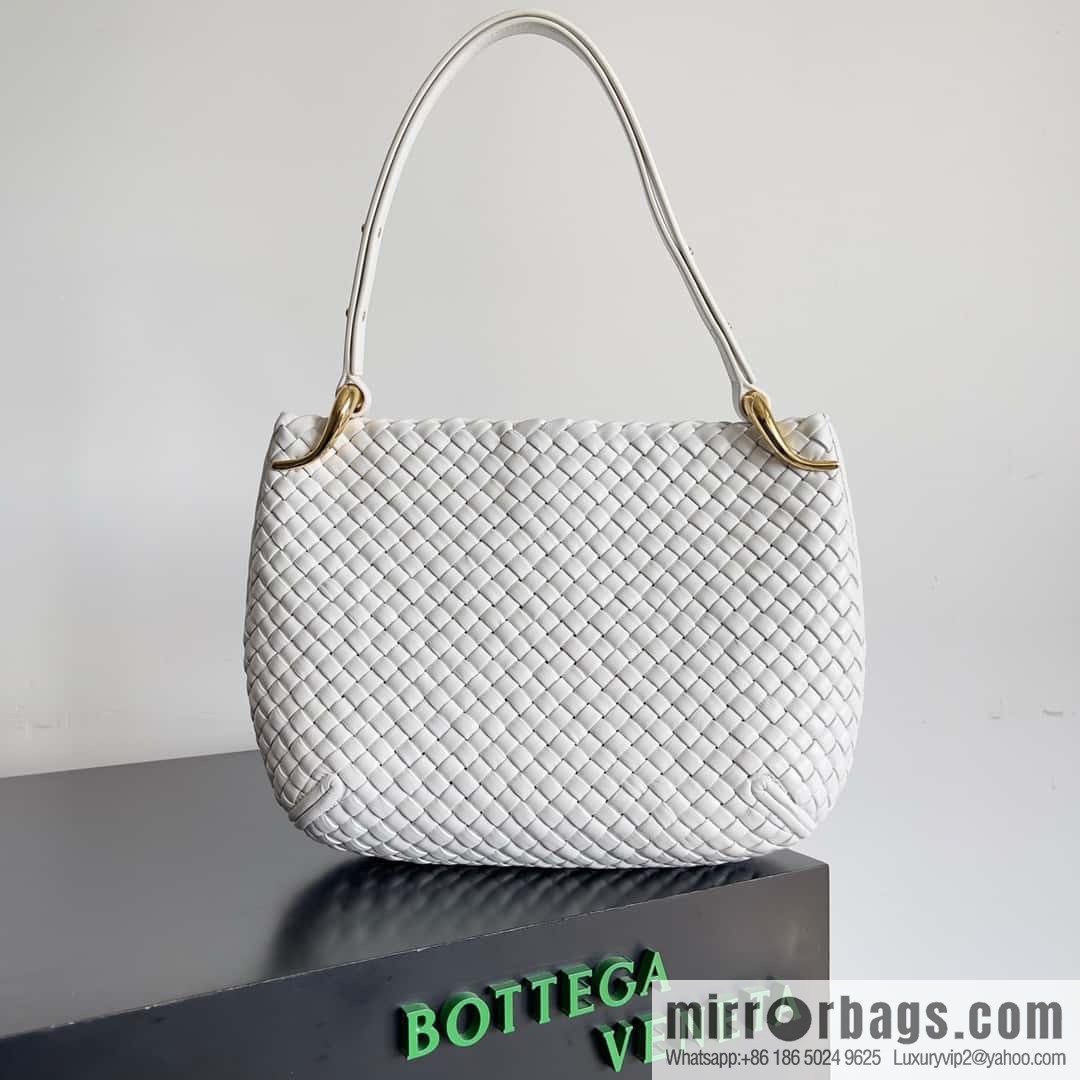 BV #CLICKER Bv 2023 Early Spring New Clicker Lamb woven tote bag model number 730969 white