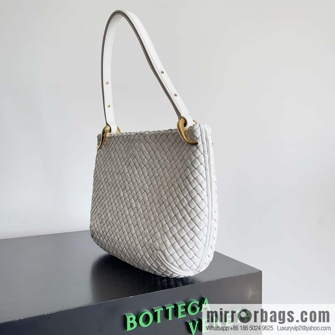 BV #CLICKER Bv 2023 Early Spring New Clicker Lamb woven tote bag model number 730969 white