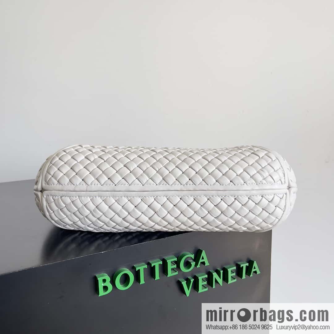 BV #CLICKER Bv 2023 Early Spring New Clicker Lamb woven tote bag model number 730969 white