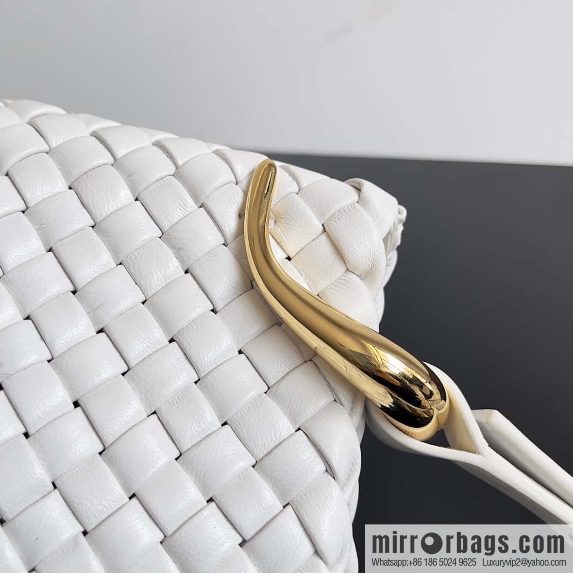 BV #CLICKER Bv 2023 Early Spring New Clicker Lamb woven tote bag model number 730969 white