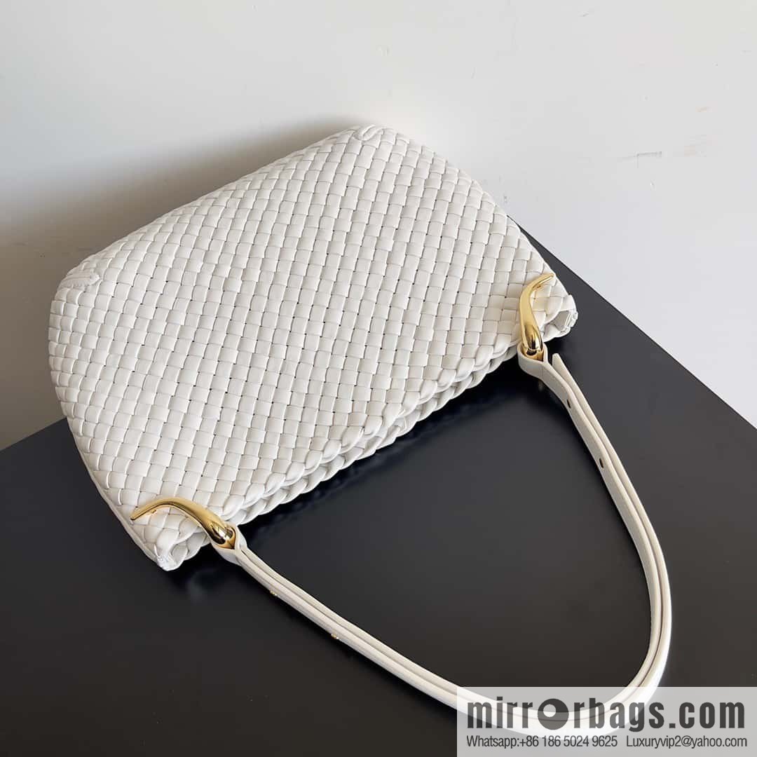 BV #CLICKER Bv 2023 Early Spring New Clicker Lamb woven tote bag model number 730969 white