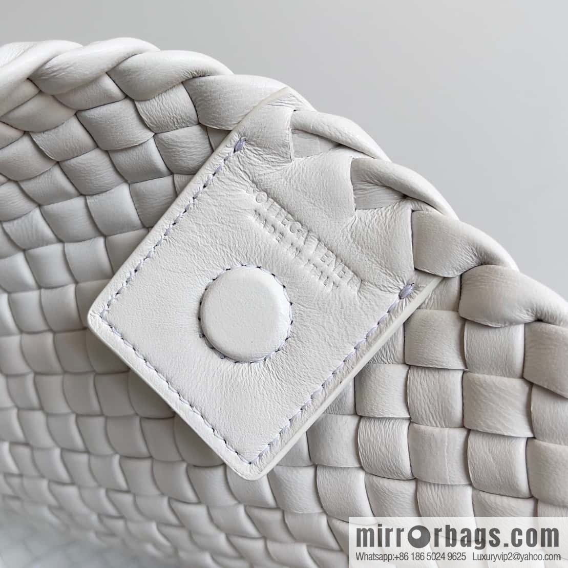 BV #CLICKER Bv 2023 Early Spring New Clicker Lamb woven tote bag model number 730969 white