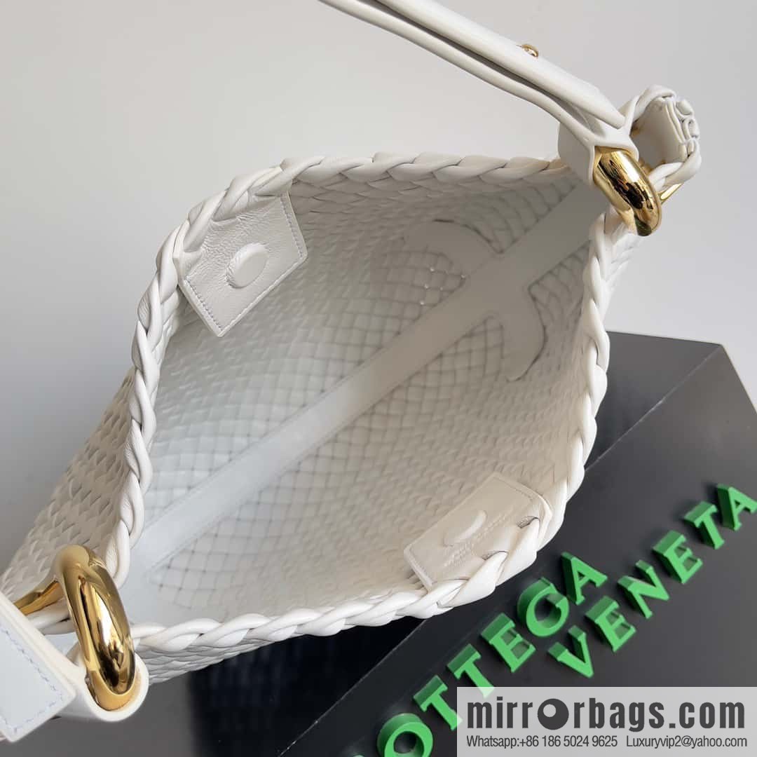 BV #CLICKER Bv 2023 Early Spring New Clicker Lamb woven tote bag model number 730969 white
