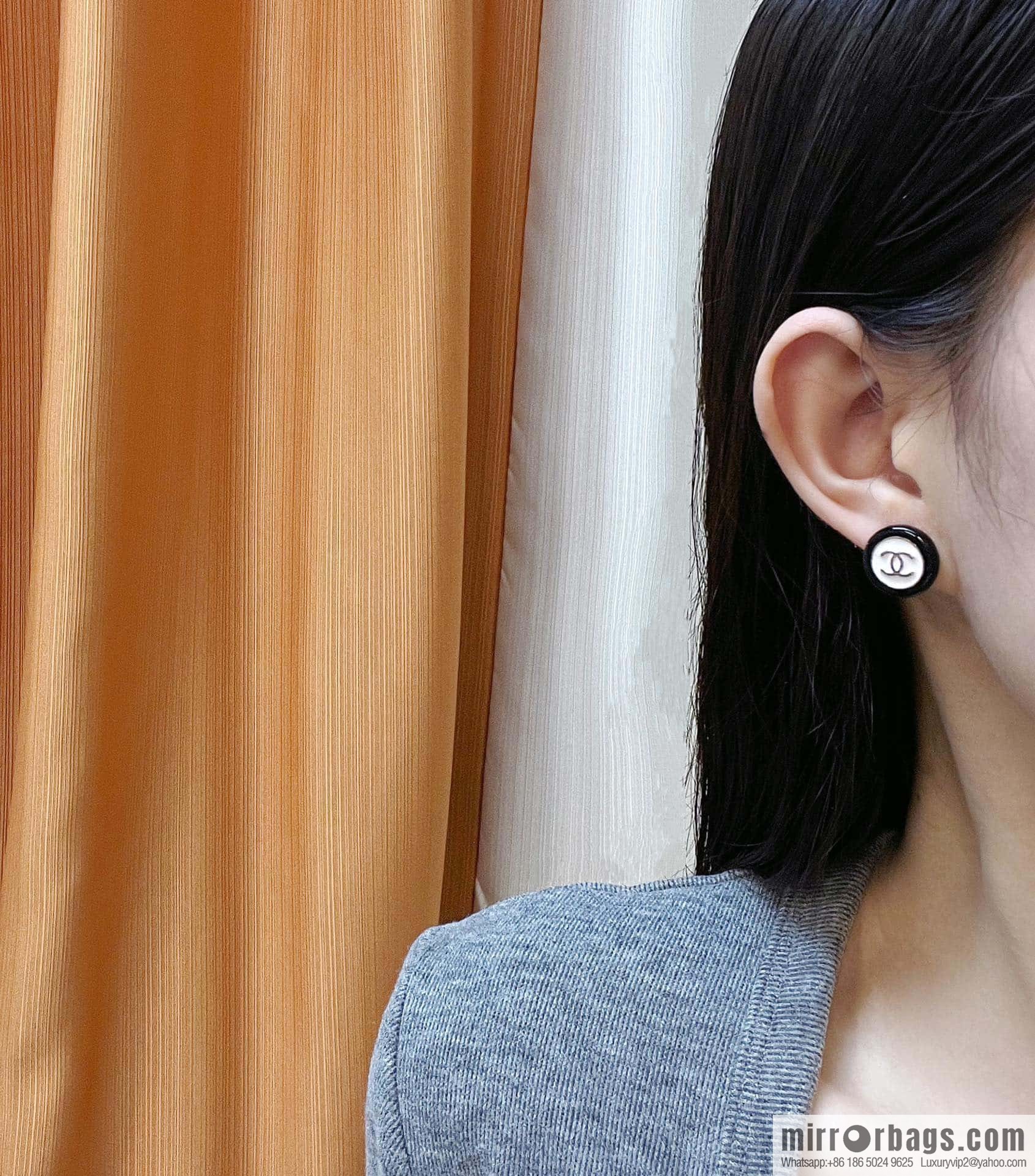 ❗️New ❗️ ☀️ new ☑️ chanel c1 double c black and white round button stud earrings ☀️
