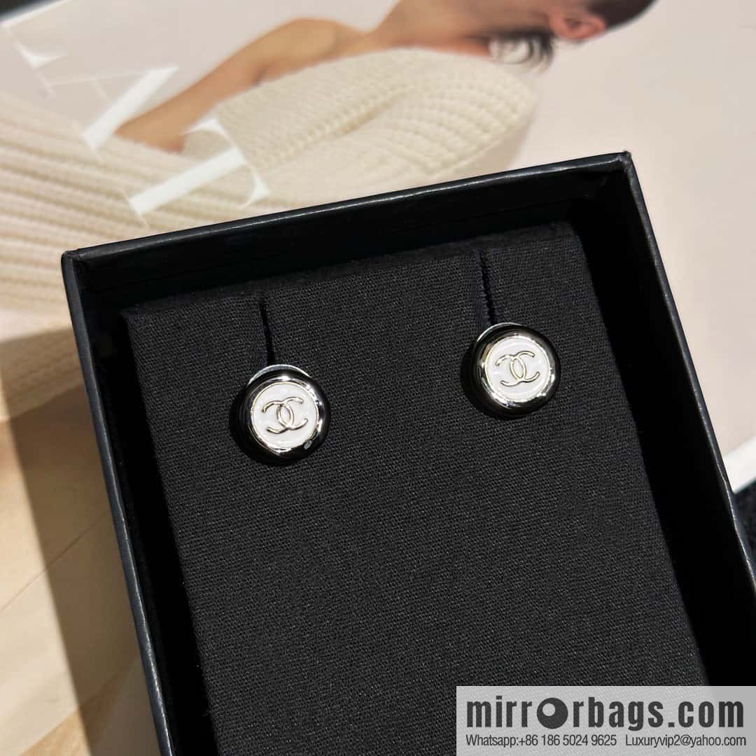❗️New ❗️ ☀️ new ☑️ chanel c1 double c black and white round button stud earrings ☀️
