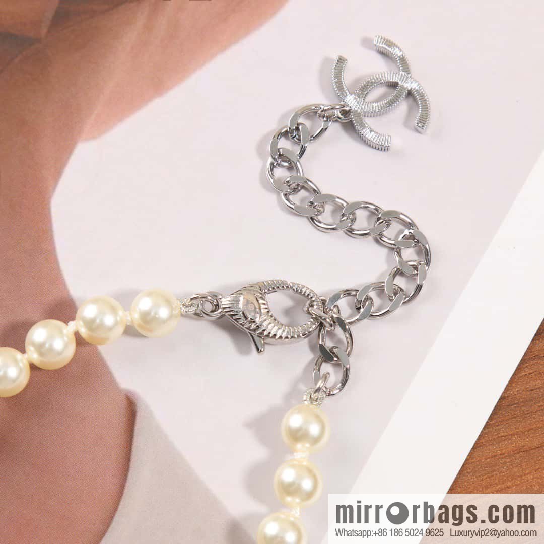 ☀️New ☑️ Chanel pearl bow necklace