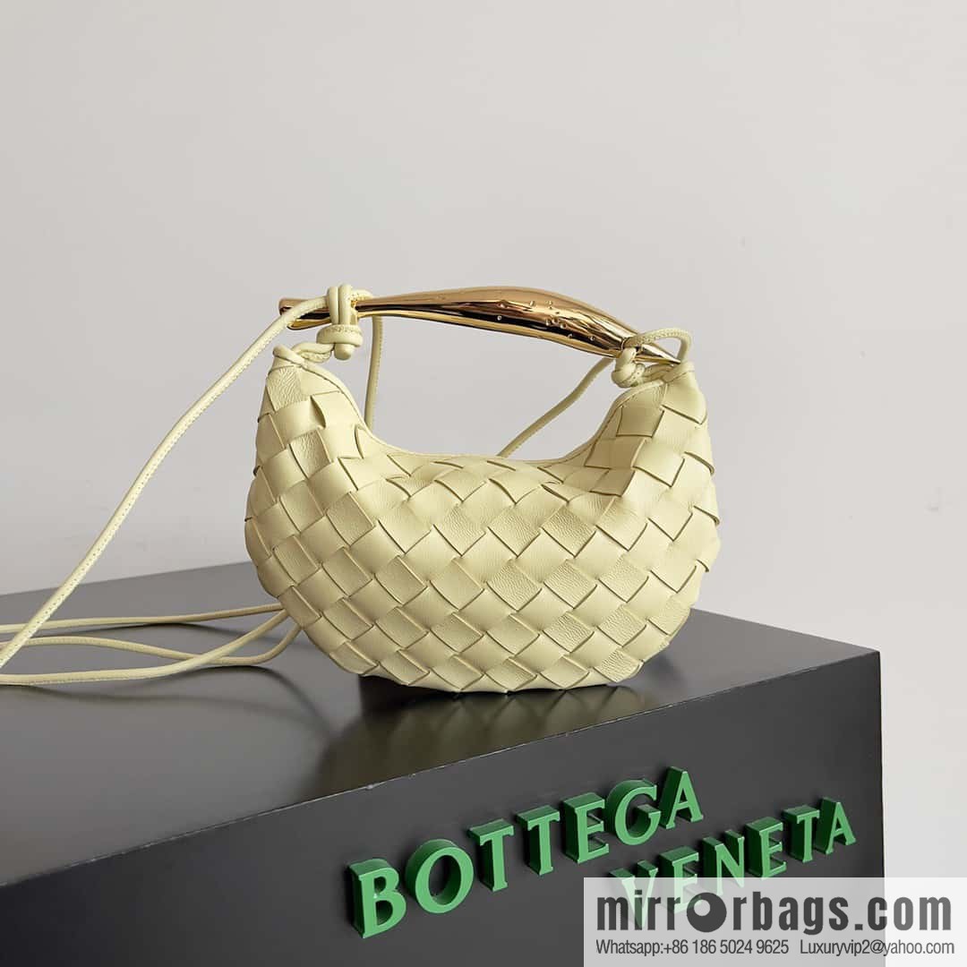 BottegaVeneta Bv spring and summer new mini sardines SARDINE model number: 744267 ice cream color