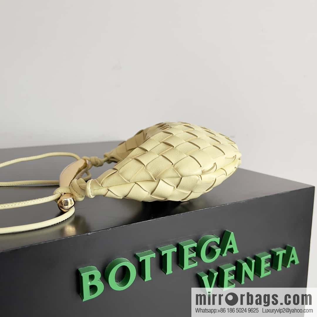 BottegaVeneta Bv spring and summer new mini sardines SARDINE model number: 744267 ice cream color
