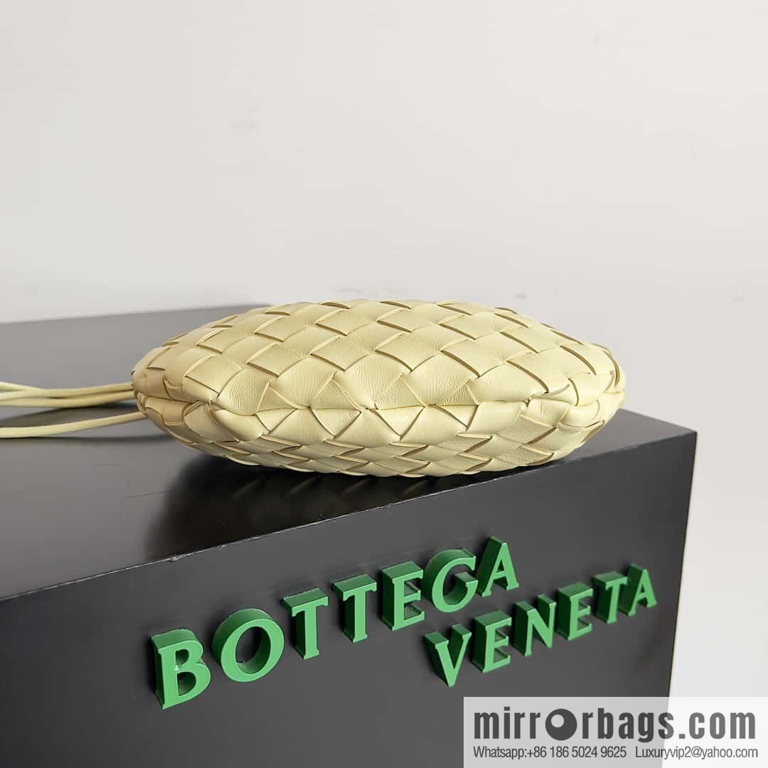BottegaVeneta Bv spring and summer new mini sardines SARDINE model number: 744267 ice cream color